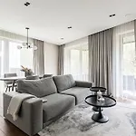 Spacious Luxury Apt W/River View/Terrace Paupys